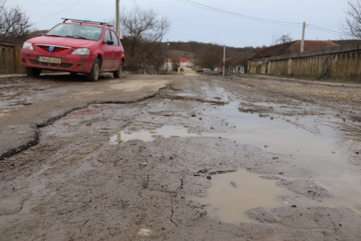 Locuitorii din Valeapai revoltați că un pod este stricat de camioanele cu lemne FOTO