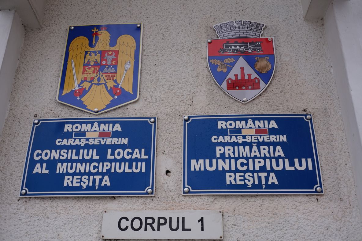 La Primăria Reșița se taie salariile, de la primar la femeia de serviciu