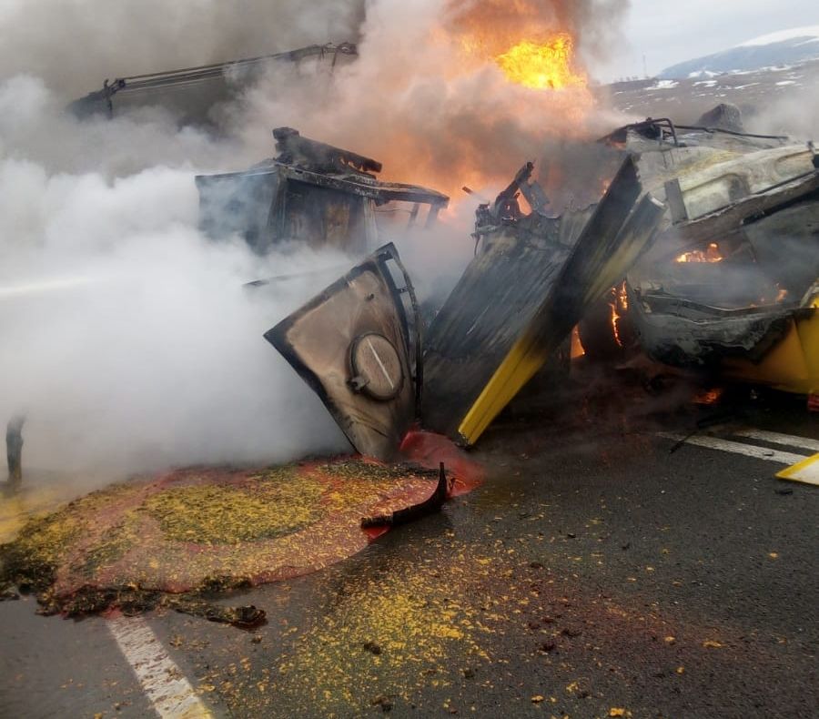 Doi morți după ce trei TIR-uri au fost implicate într-un carambol. Două TIR-uri au luat foc FOTO-VIDEO