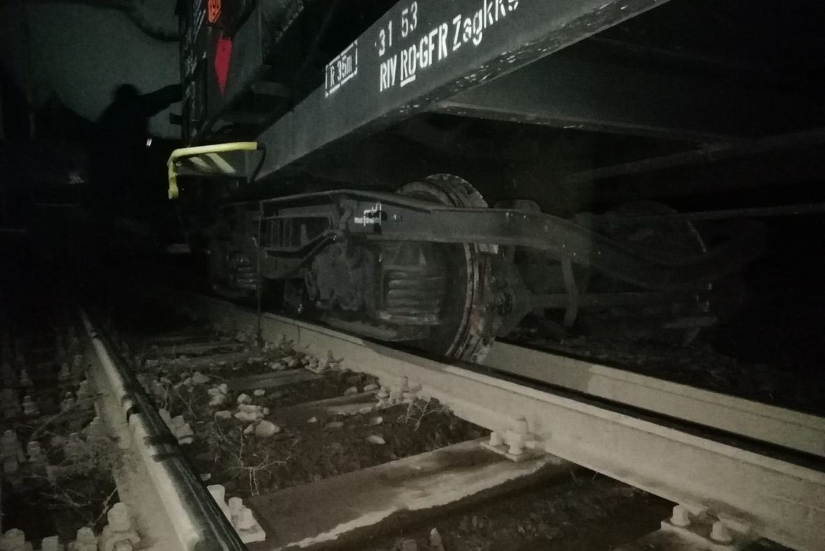 Un vagon din compunerea unui tren privat de marfă a deraiat de un boghiu la ieşire din staţia Topleţ, circulația feroviară blocată pe Magistrala Timișoara-București FOTO VIDEO