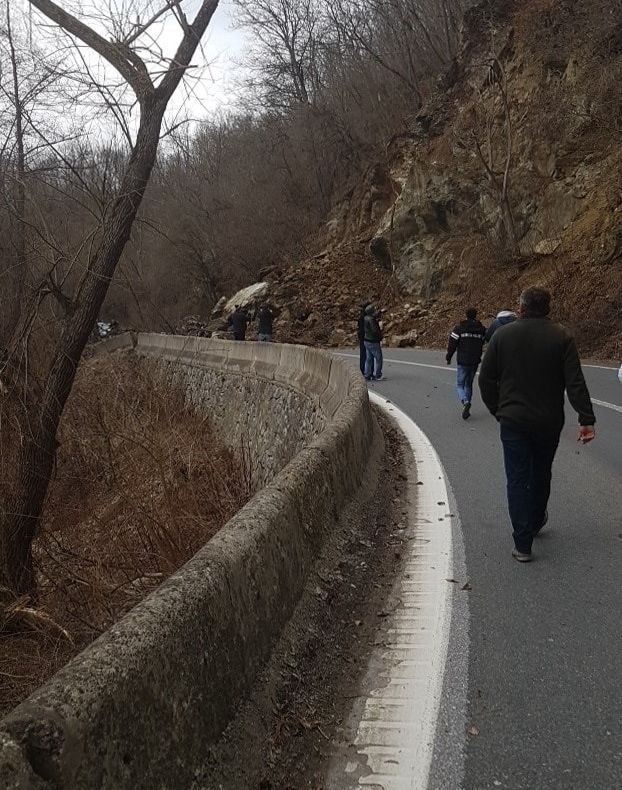 DN 58 B blocat din cauza unor căderi de pietre, în apropiere de Moniom FOTO