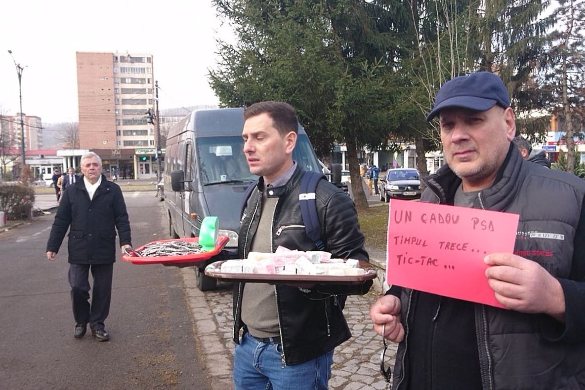 Liviu Dragnea a fost așteptat cu huiduieli, cătușe și o tavă cu rahat turcesc la Reșița VIDEO