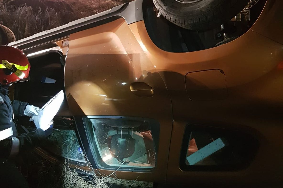 Mașină lovită de trenul Reșița-Timișoara. Șoferul a murit pe loc