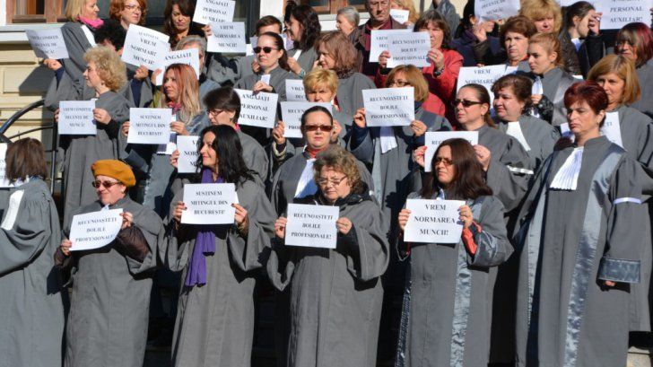 Protest în Piața Victoriei: 1500 de grefieri, în stradă, grefierii cărășeni se alătură protestului