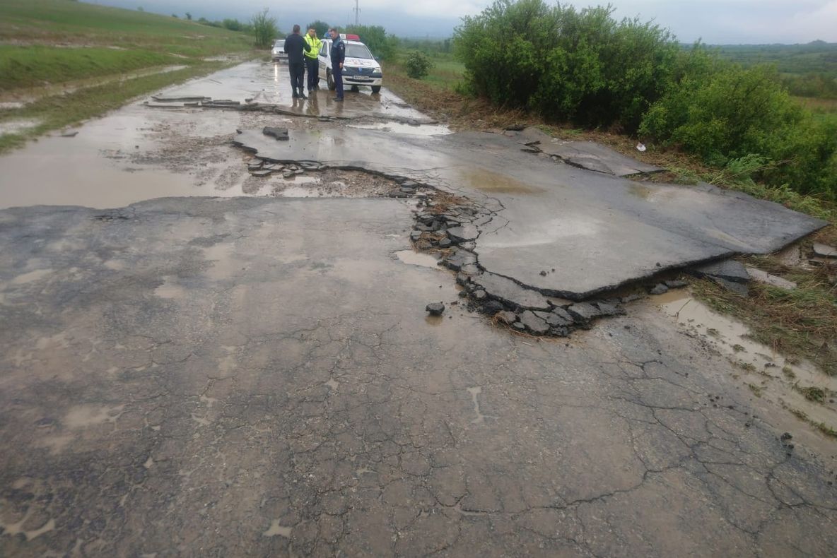 Drum Județean blocat de ape lângă Oravița FOTO-VIDEO