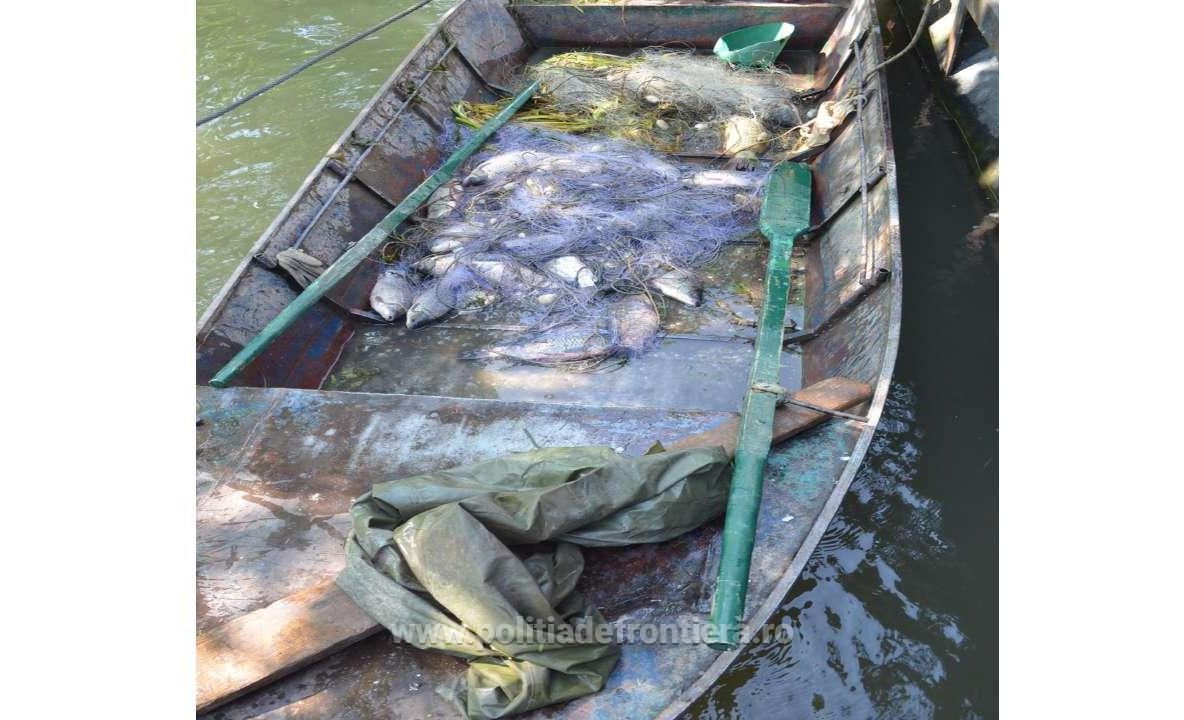 2 sârbi care pescuiau ilegal în partea românească a Dunării, opriți de polițiști cu focuri de armă