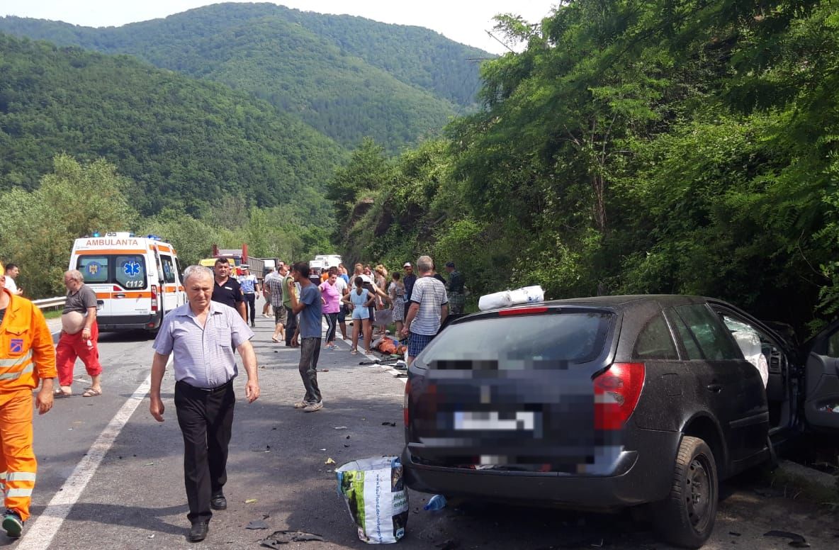 Accident grav pe DE 70, la Topleț, o persoană a murit FOTO