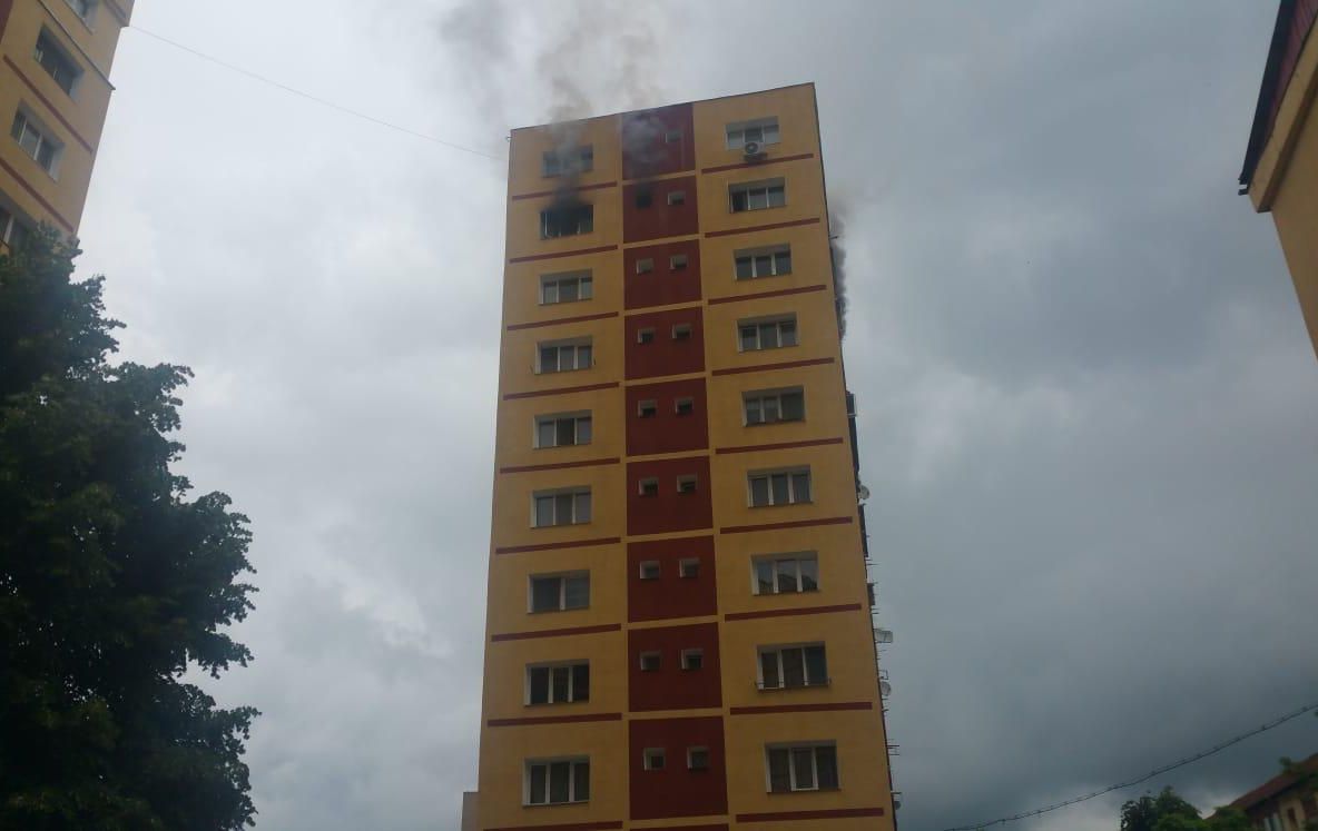 Incendiu ce se manifestă violent la un bloc din Reșița FOTO