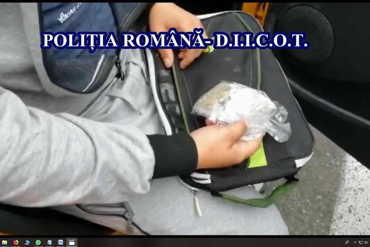 Urmărit naţional şi internaţional, prins în flagrant când ridica două colete cu droguri - VIDEO