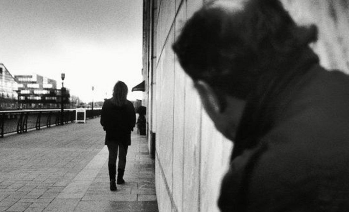 Polițiștii reșițeni au prins hoțul fix când ieșea pe geam, cu cagula pe față