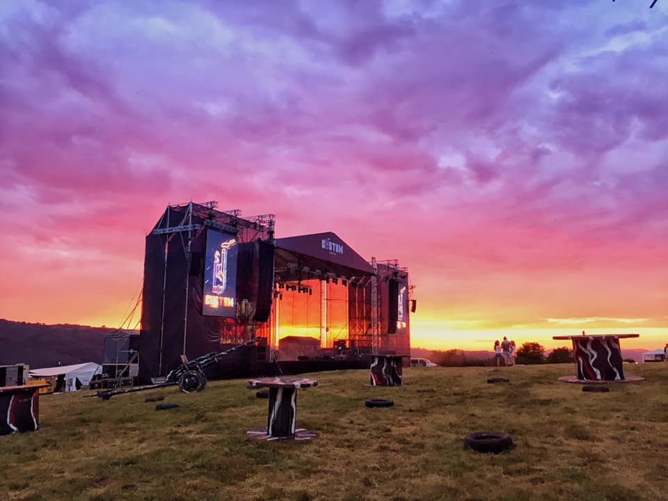 Poiana de pe Dealul Gol din Reşiţa, capitală a muzicii rock şi pop-rock pentru trei zile VIDEO