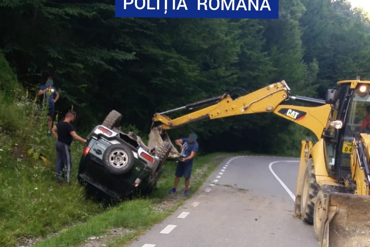 Un autoturism de teren s-a dat peste cap pe drumul spre Semenic