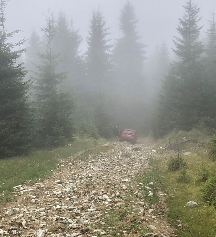Bărbat rătăcit cu mașina pe Muntele Mic după ce GPS-ul l-a îndrumat greșit