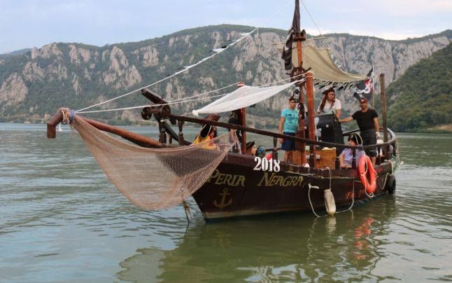 Cu corabia piraților spărgând valurile din Clisura Dunării