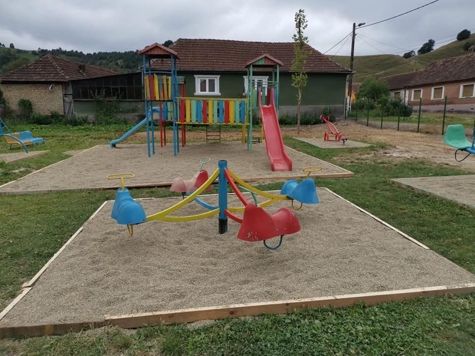 Loc de joacă renovat la Moniom