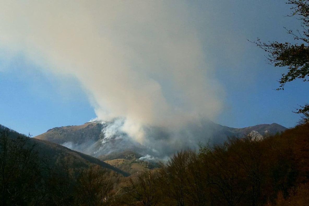 Populația din zona Cornereva ar putea fi evacuată din cauza unui puternic incendiu de pădure