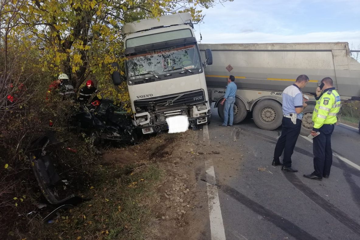 Circulație blocată pe DN 58 în localitatea Brebu, un grav accident rutier a făcut mai multe victime FOTO