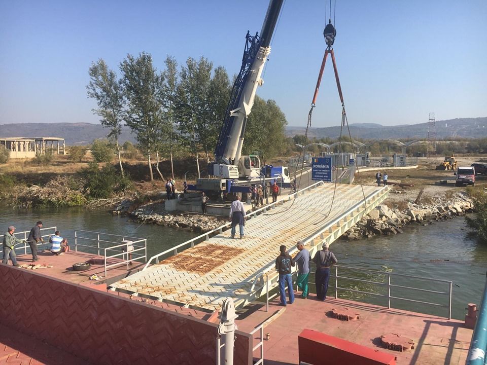 A fost montata pasarela care face legătura între uscat si pontonul de acostare la Moldova Nouă FOTO