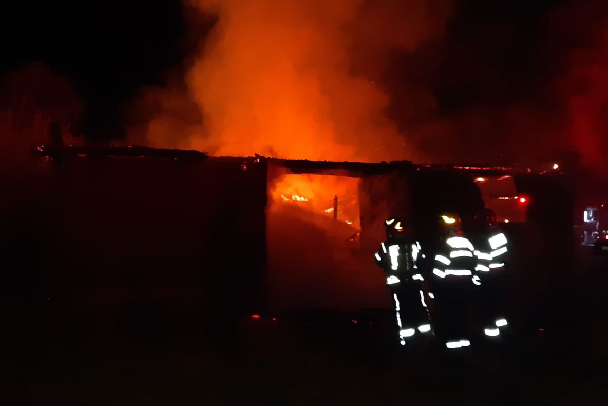 I-a dat foc hambarului cu furaje! Posibilă răzbunare la Remetea Pogonici VIDEO