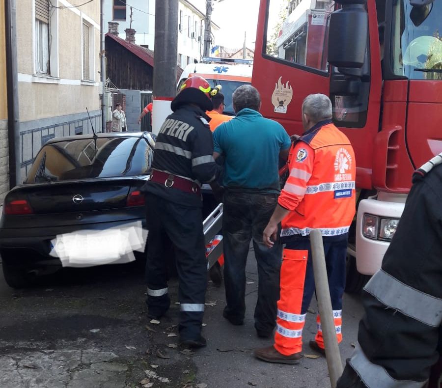 Situație delicată pentru pompierii militari: un bărbat a fost prins de un mal de pământ FOTO