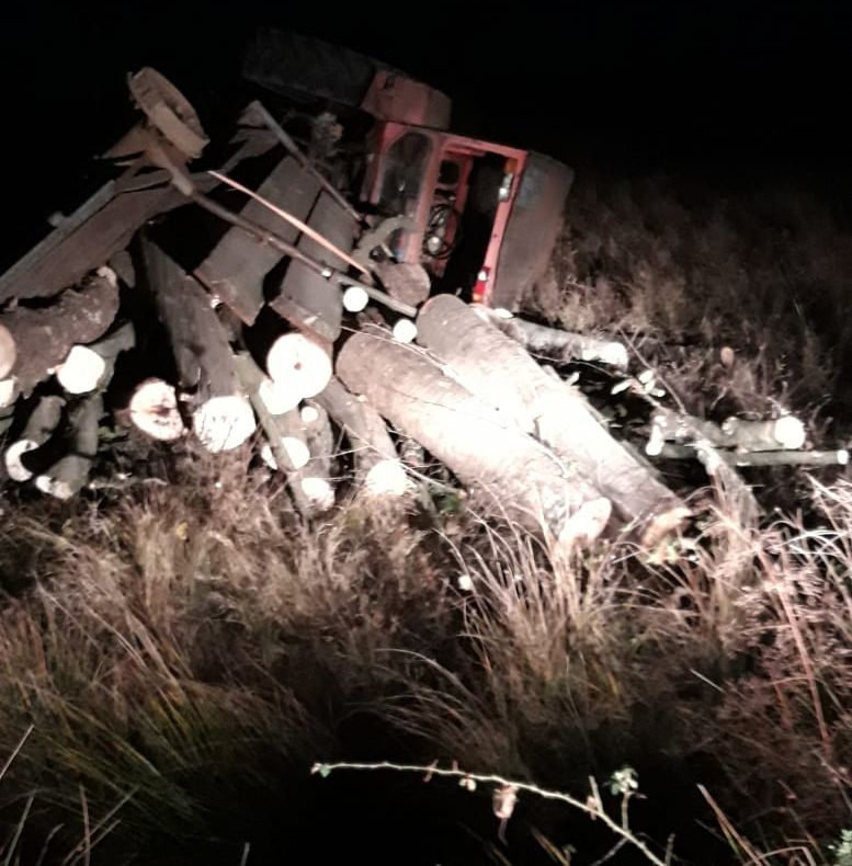 S-a răsturnat cu tractorul încărcat cu lemne, conducând sub influența alcoolului și fără permis de conducere