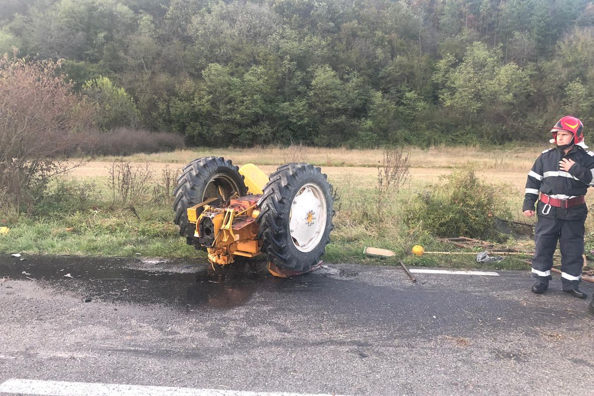 Un autoturism a rupt un tractor în două lângă Goruia FOTO