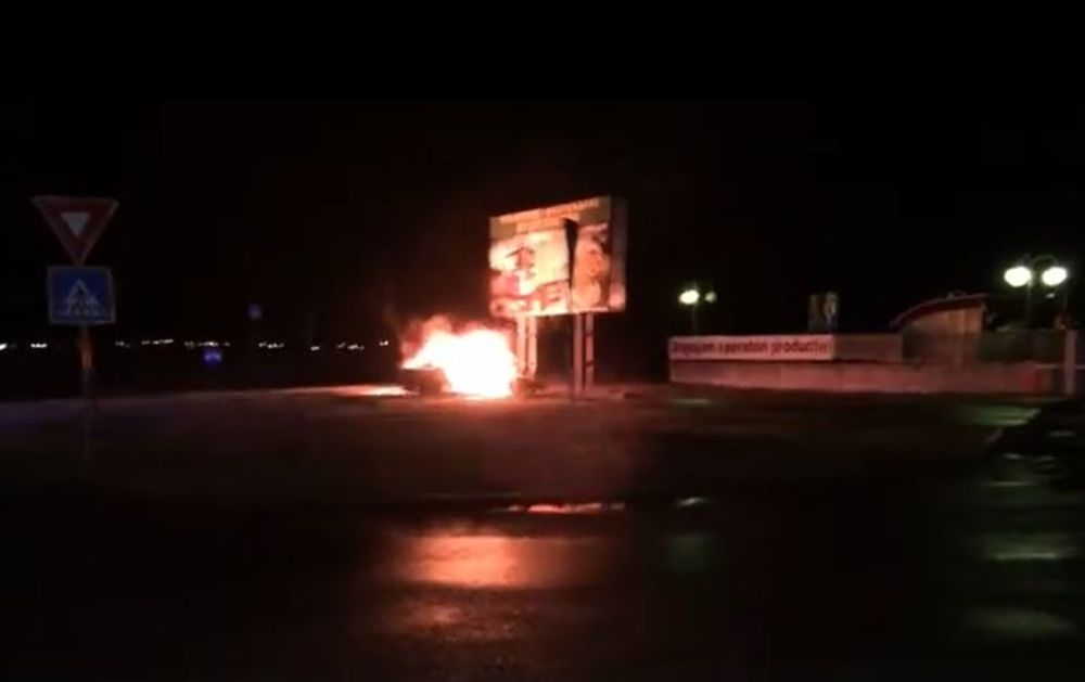 Mașină  în flăcări, la ieșirea din Timișoara, după un accident. Video!