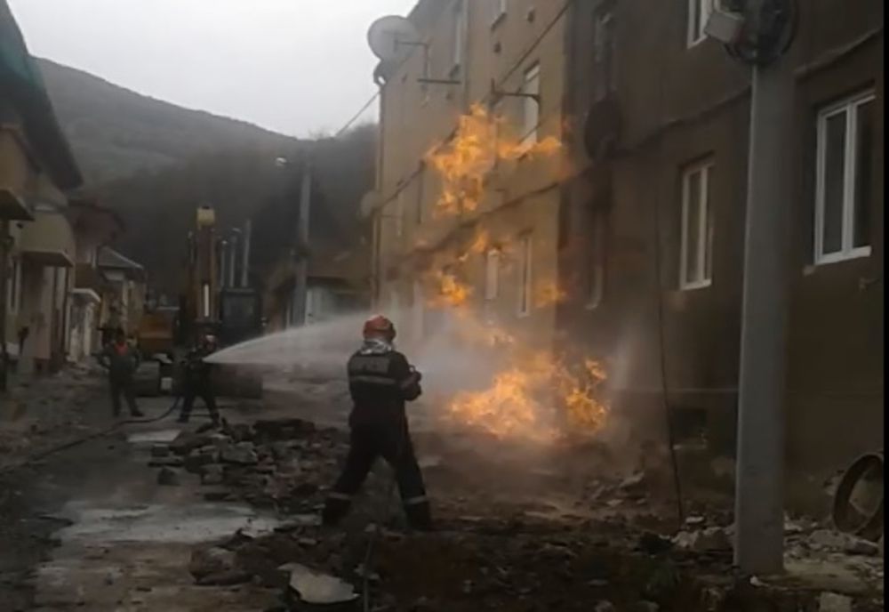 O conductă de gaz a luat foc la Reșița, mai multe persoane din zonă evacuate