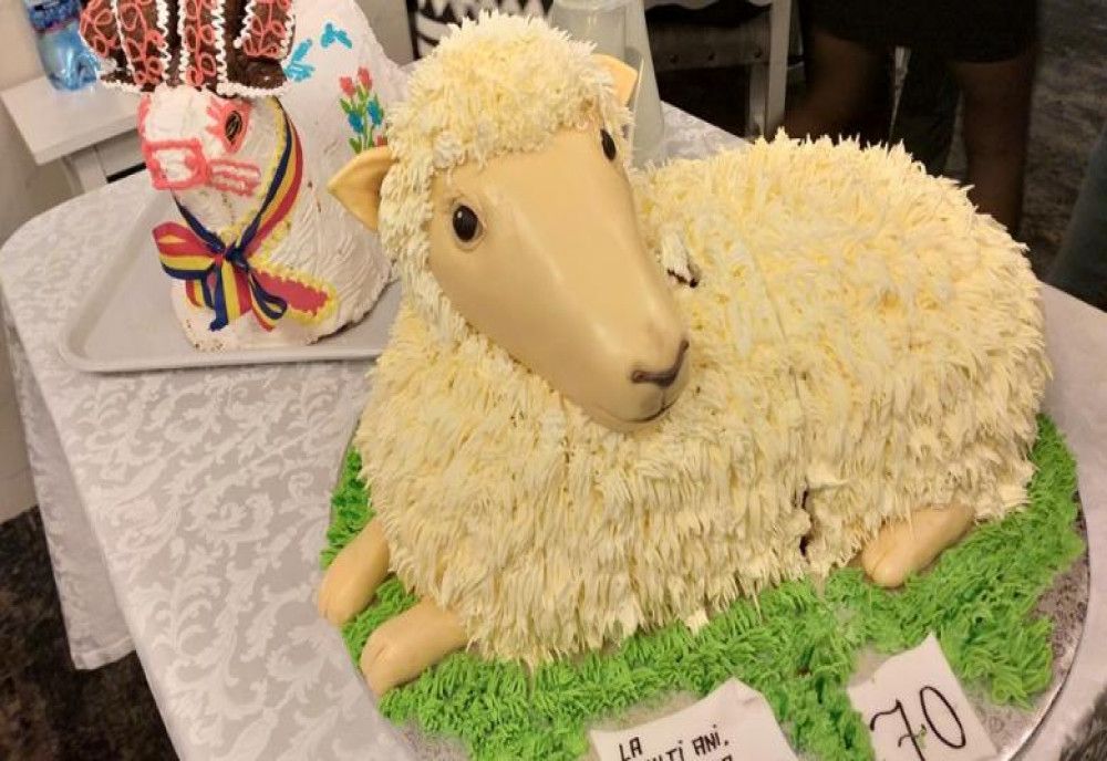 Video&amp;Foto  PSD i-a dat lui Petre Daea un tort în formă de oaie