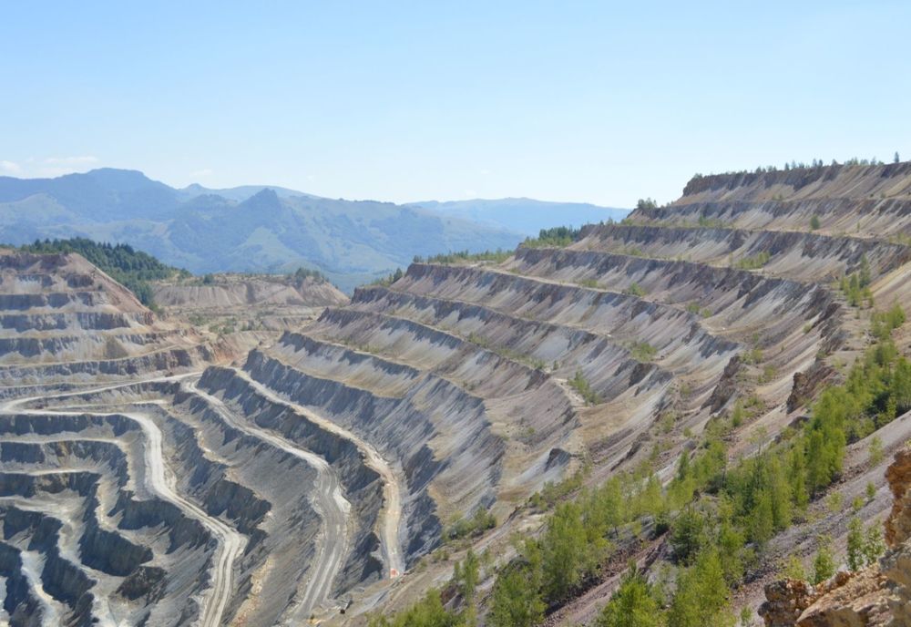 EXCLUSIV : Zeci de mii de tone de concentrat de cupru, vândute la licitație de Cupru Min Abrud. Contractul în valoare de aproximativ 55 de milioane de dolari câștigat de o companie românească