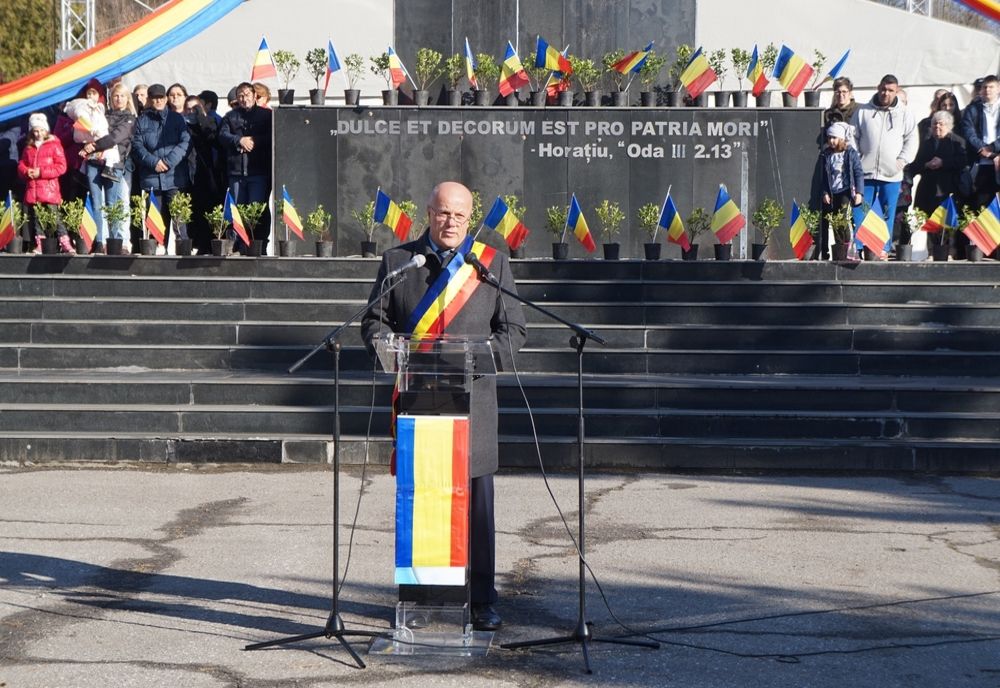 Mesaj de 1 Decembrie: ”Romania, eu sunt fetita care si-a privit sora cum impacheteaza si pleaca departe. Si imi e atat de dor de ea...”