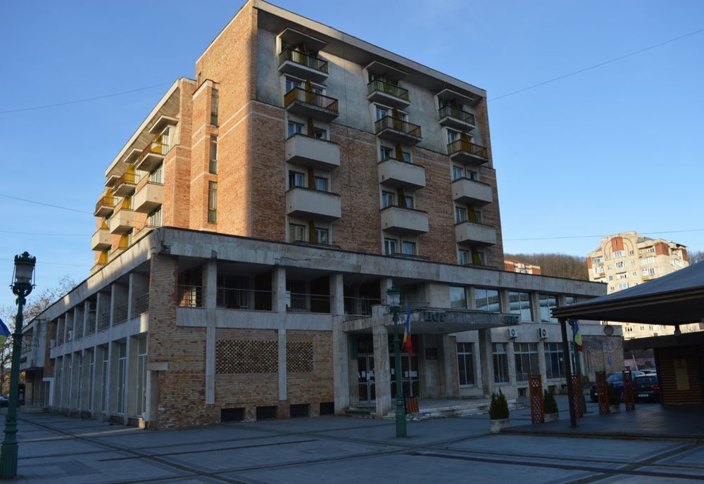 Peste 40 de clădiri lăsate în paragină din Reşiţa vor fi supraimpozitate