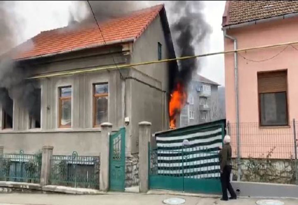 Pompierii militar se luptă cu flăcări uriașe pe strada Pictor Andreescu din Reșița VIDEO