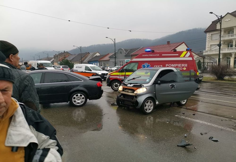 Accident ilar în Muncitoresc! Un șofer reșițean a reușit să nimerească un Smart