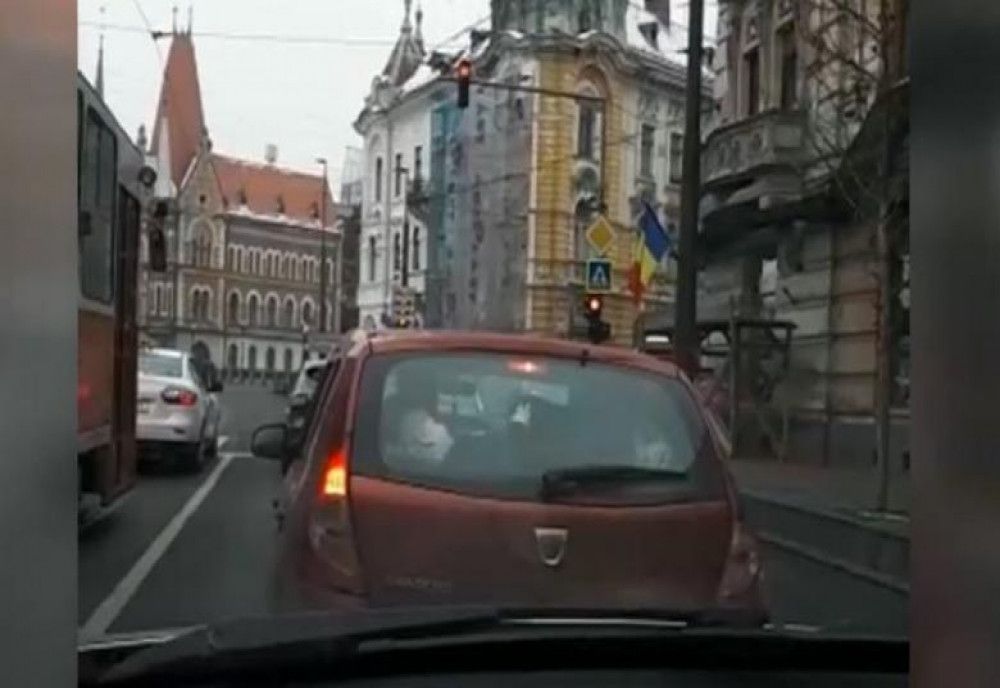  VIDEO. Copil transportat deasupra portbagajului, în Cluj-Napoca 