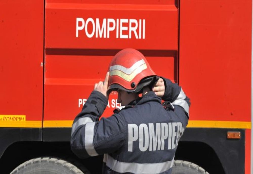 Mașina unui polițist de la Serviciul Rutier incendiată în această noapte