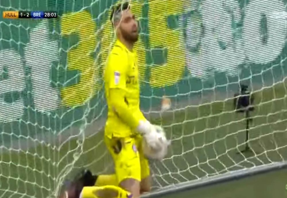 Gol de cascadorii râsului în Championship! Gafa unui portar care i-a băgat pe rivali în joc