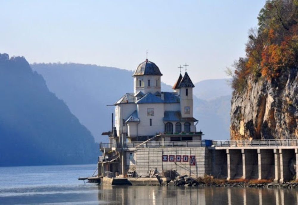 Preasfinţitul Părinte Nicodim va sluji de praznicul Bunei Vestiri la Mănăstirea Mraconia