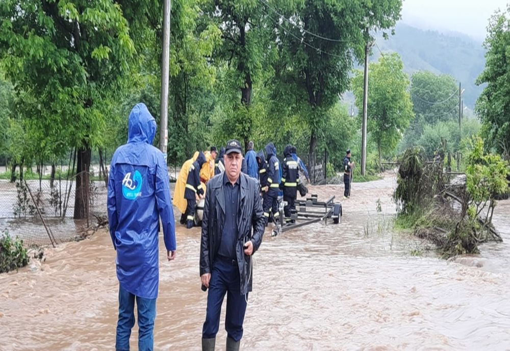 Sinistrați salvați cu elicopterul și Salvamont, codul roșu se resimte în Caraș-Severin