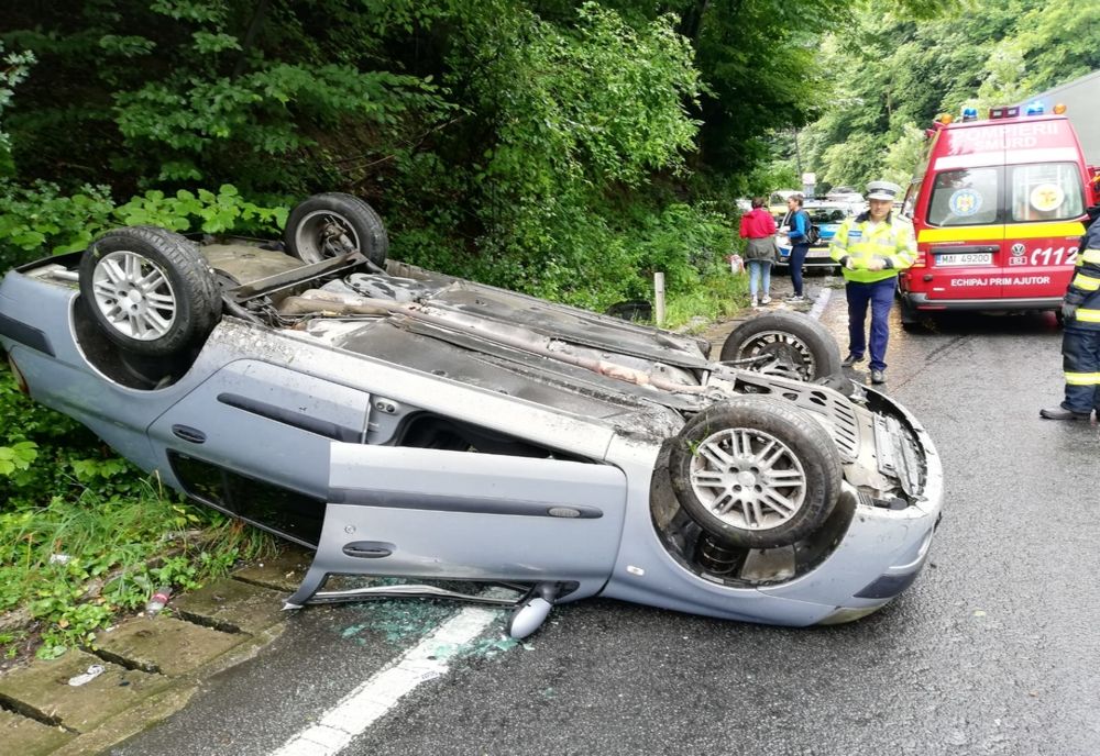 O mașină a ajuns cu roțile în sus, pe o șosea din Caraș-Severin