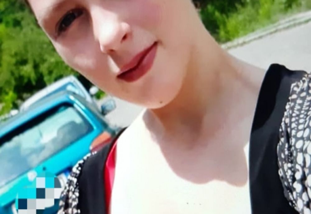 Mamă la doar 15 ani a plecat în toiul nopții de acasă, luându-și și copilul cu ea