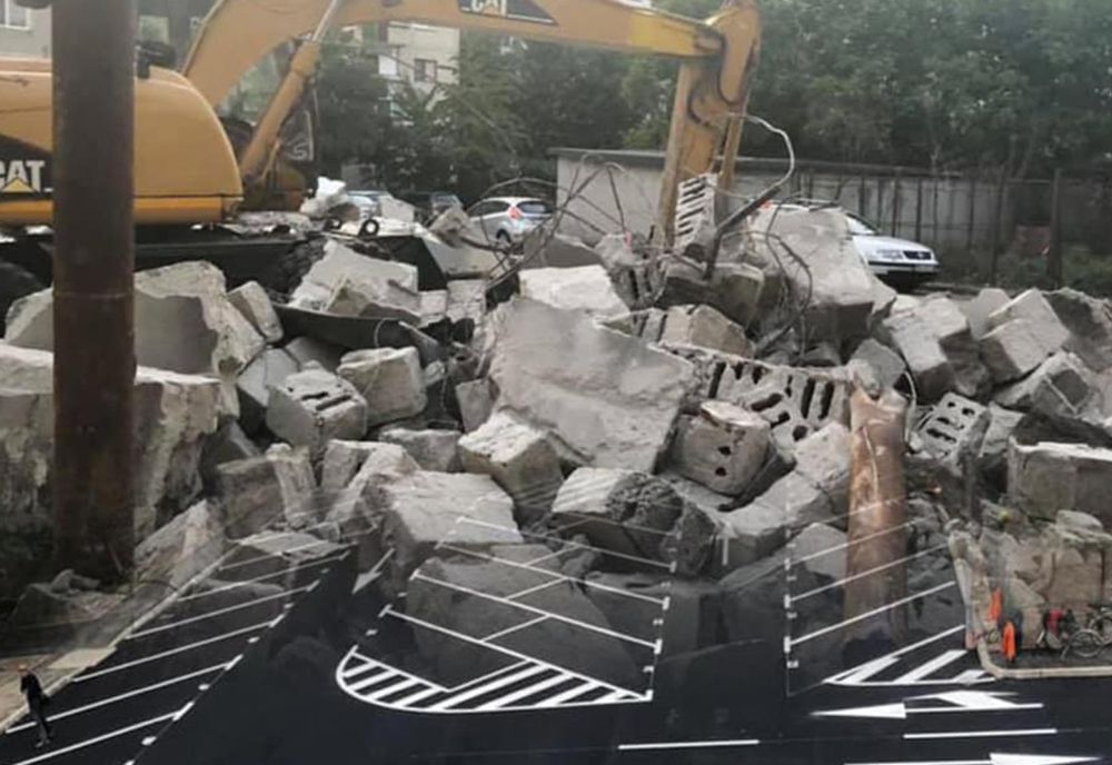 La Reșița se demolează garajele construite pe domeniul public