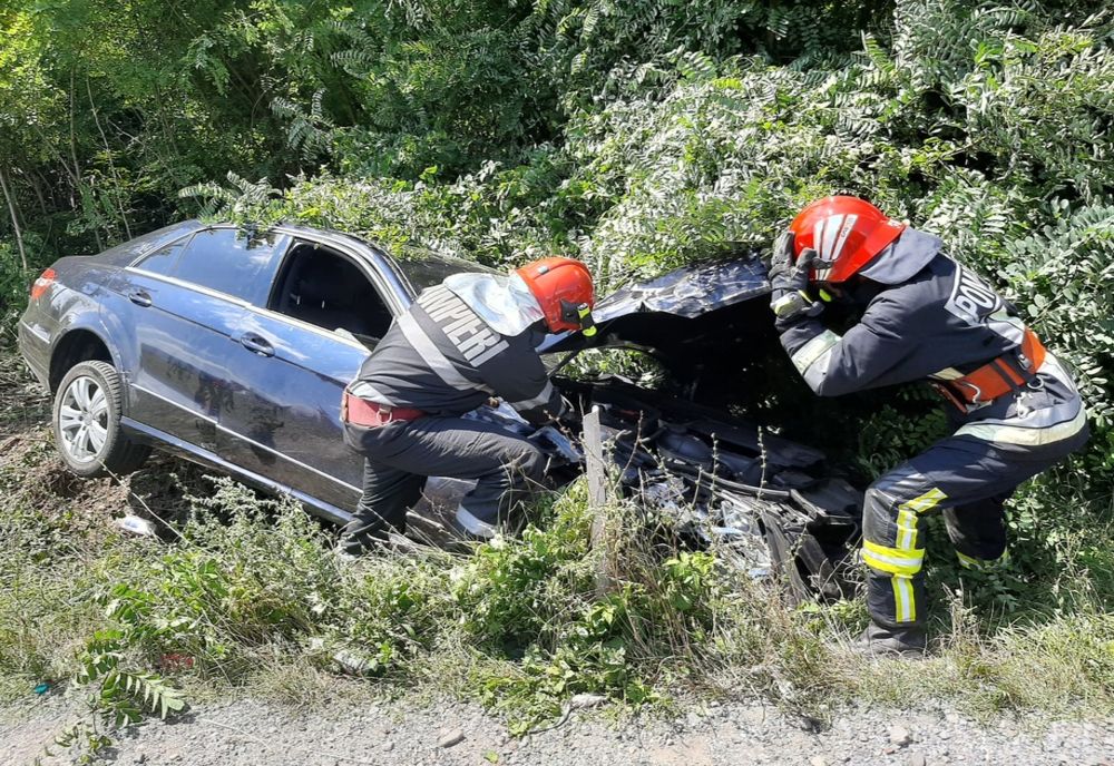 Accident cu trei răniți, la ieșirea din Topleț spre Orșova