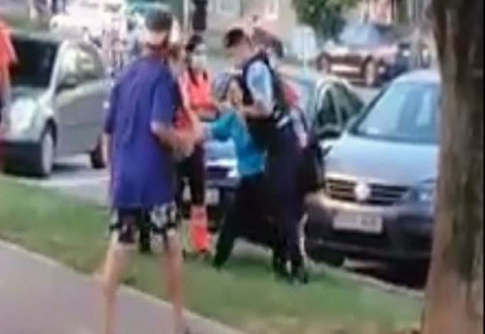 Femeie forțată să intre în ambulanță! A fost chiar încătușată