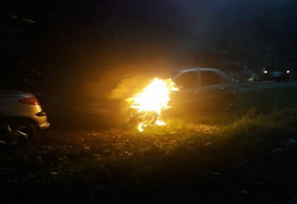 O mașină a ars ca o torță într-o parcare.  Se pare că i s-a dat foc intenționat