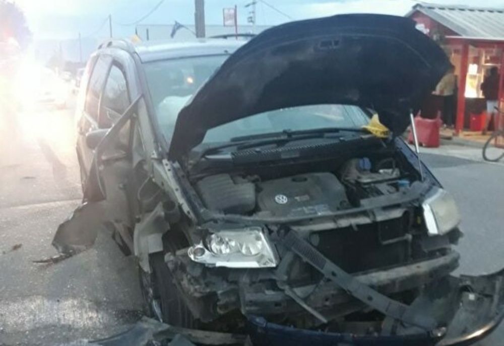 Accident pe o șosea din județ. Două mașini în care se aflau șase oameni s-au ciocnit violent