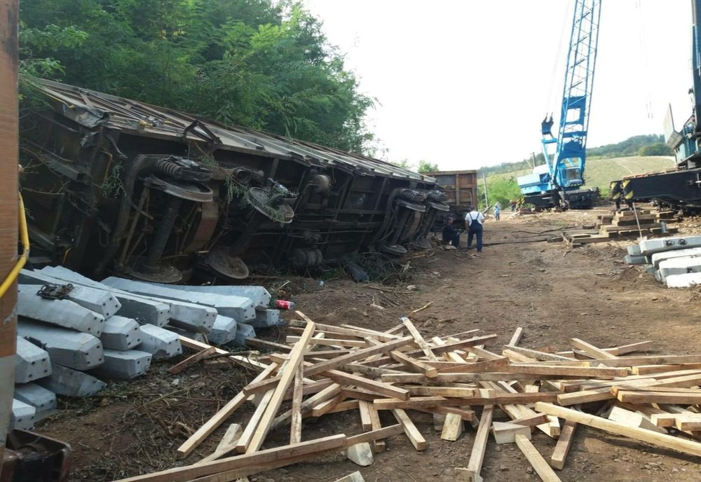 Trafic feroviar blocat încă de duminică, după ce un mărfar a sărit de pe șine