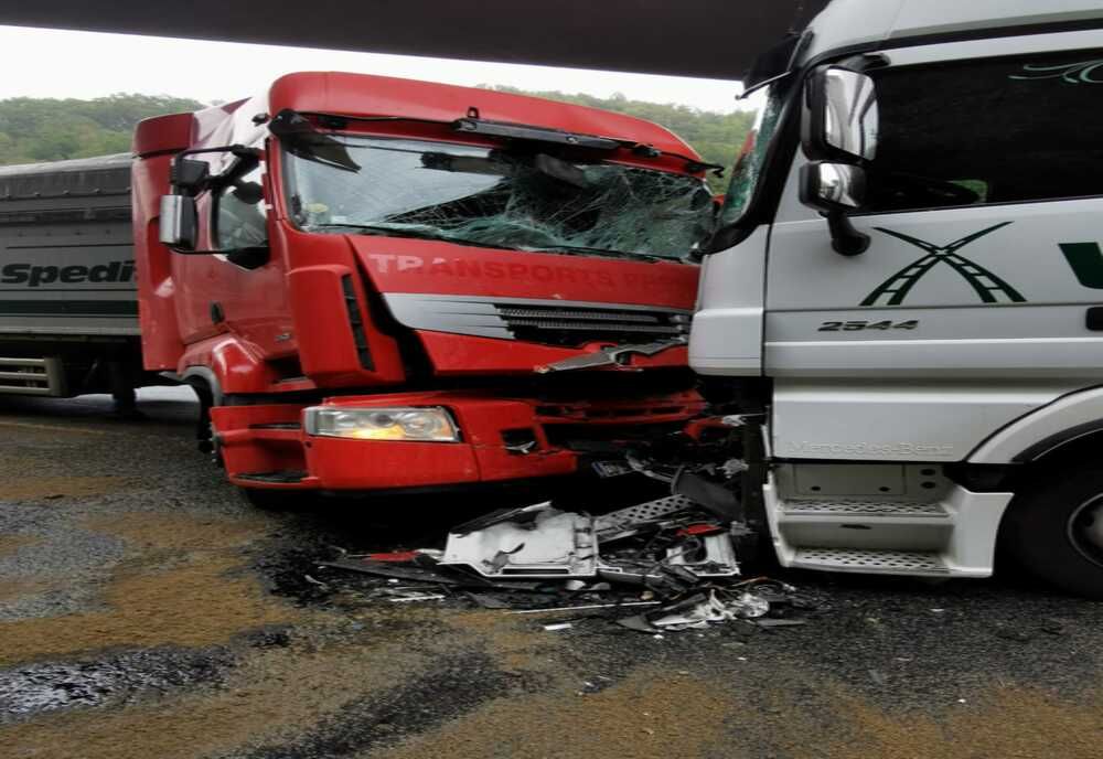 Un impact violent între două TIR-uri a blocat cicrulația pe o șosea aglomerată din Banat
