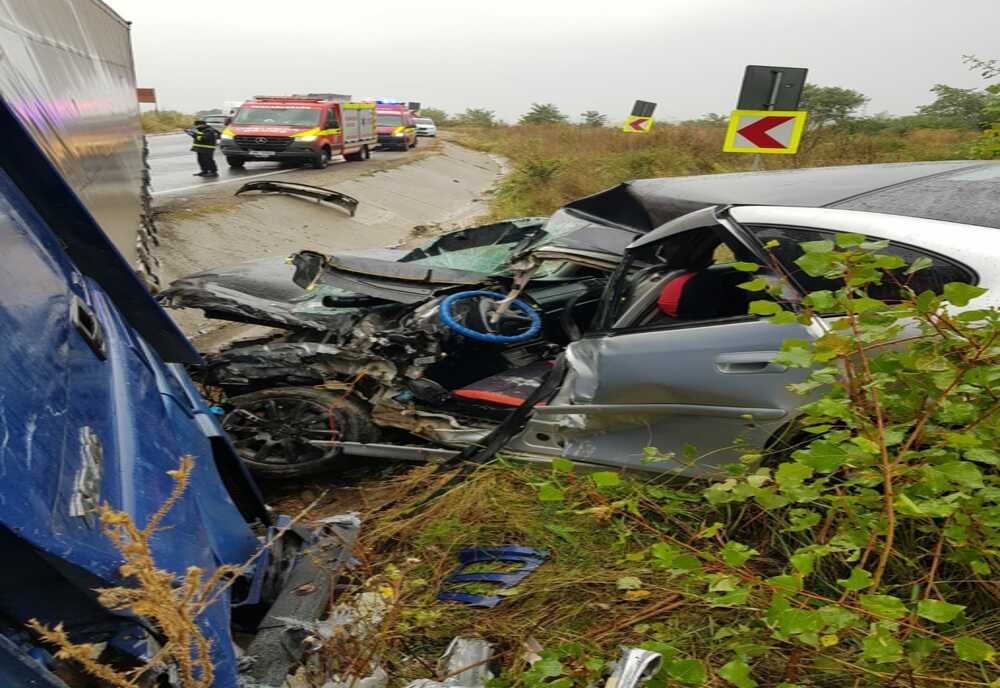 Autoturism stirivit sub un TIR, Intevin cei de la descarcerare