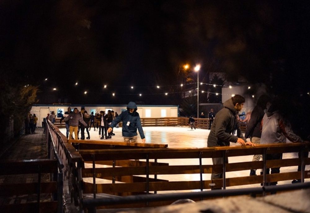 La Reșița s-a deschis patinoarul artificial